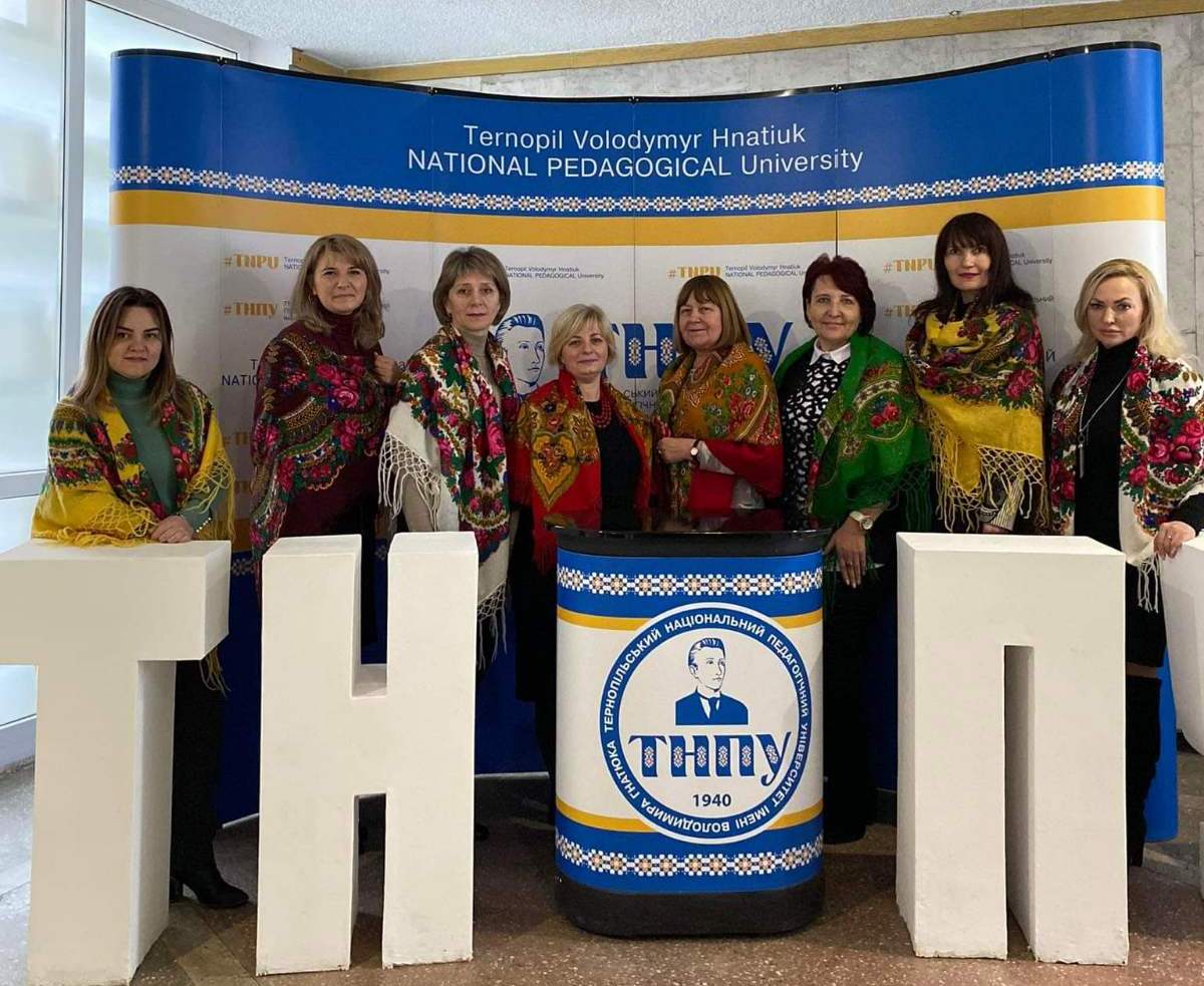 Українська хустка усім до лиця